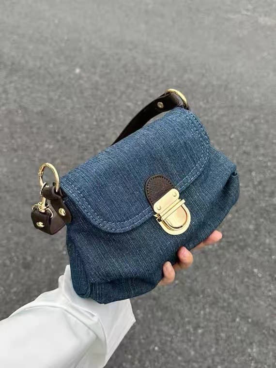 Niche retro contrast color one shoulder underarm bag 2024 new fashion handbag messenger bag for women cowboy lock pleated bag