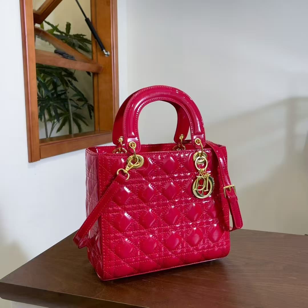 Sac à main matelassé brillant DIO-R Lady, avec poignée supérieure et bandoulière amovible, style tendance et finitions dorées. Un sac de luxe i