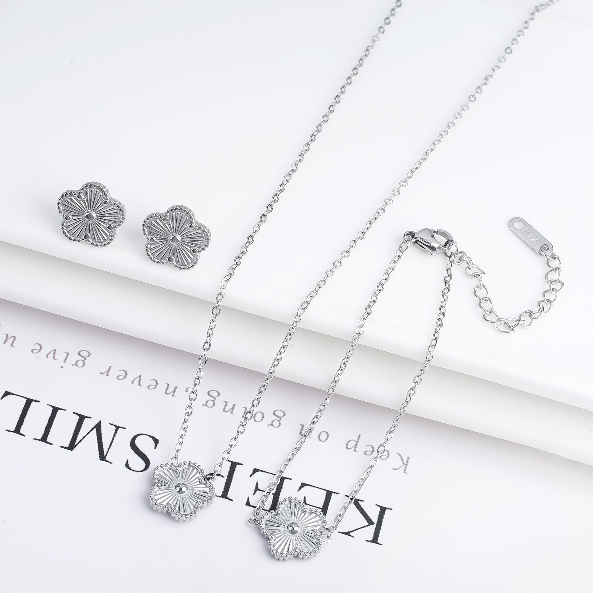 Ensemble de 3 pièces plaqué or 18 carats : collier, boucles d'oreilles et bracelet en forme de fleur à cinq feuilles. Bijou tendance pour femme, i