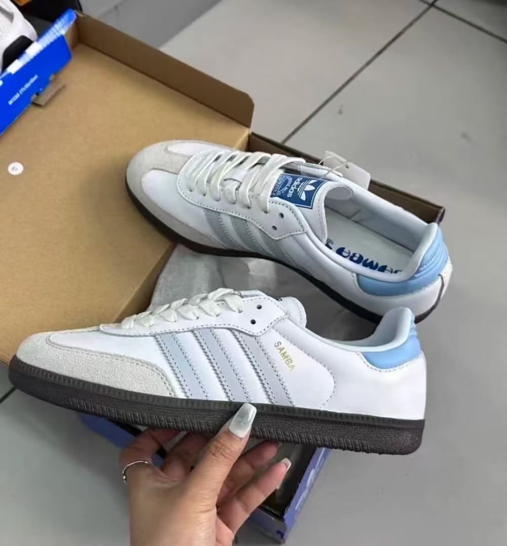 Baskets rétro unisexes Adias Originals Samba OG, chaussures à lacets en cuir blanc et noir, style streetwear classique avec semelle extérieure en