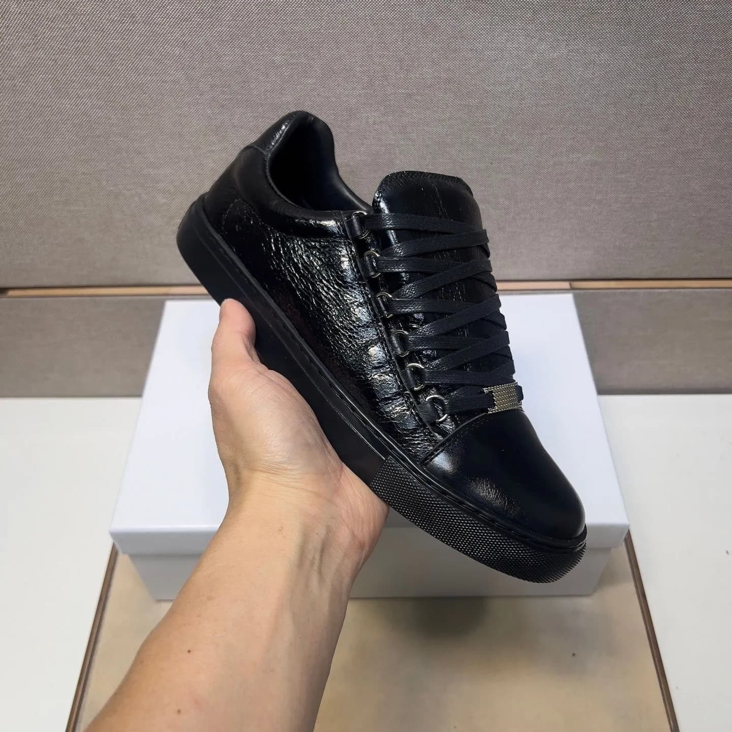 En stock : Baskets montantes noires classiques parisiennes plissées, grandes tailles, finition huilée à l'huile de cheval.