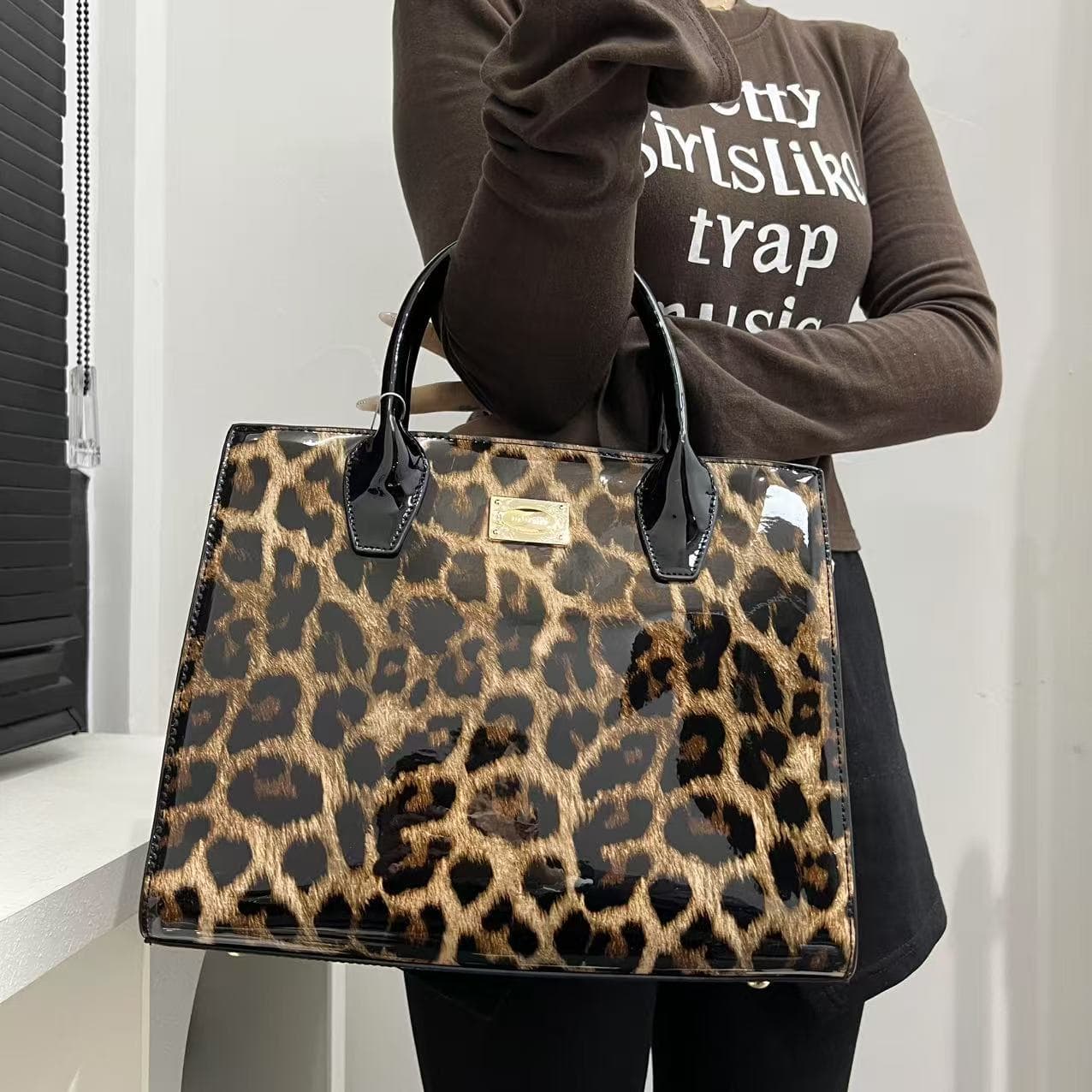 2025 Spring And Summer New Ladies Fashion Personality Leopard Print Handbag, Large Capacity Shiny Patent Leather Handbag
