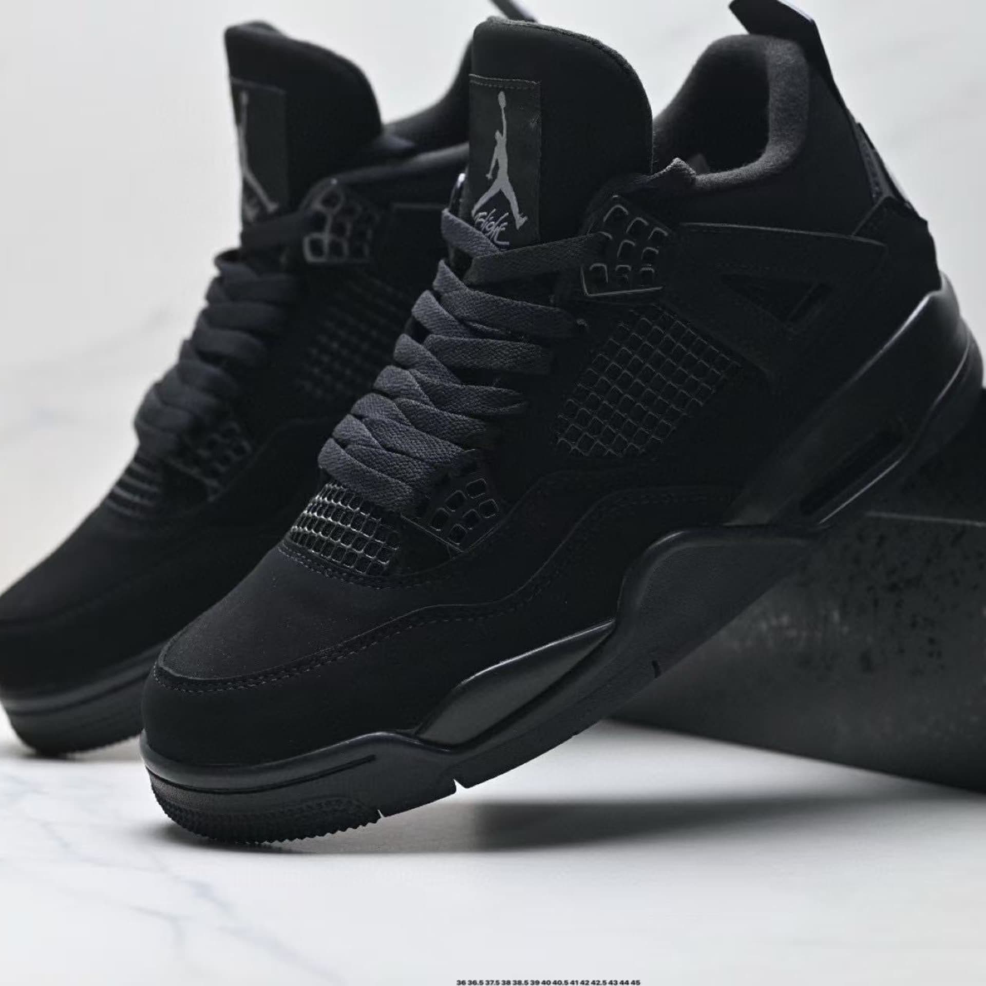 Baskets de basketball pratiques disponibles en blanc, vert, noir, jaune, rouge, bleu, modèles classiques Thunder Lightning, Jordan 4 montantes