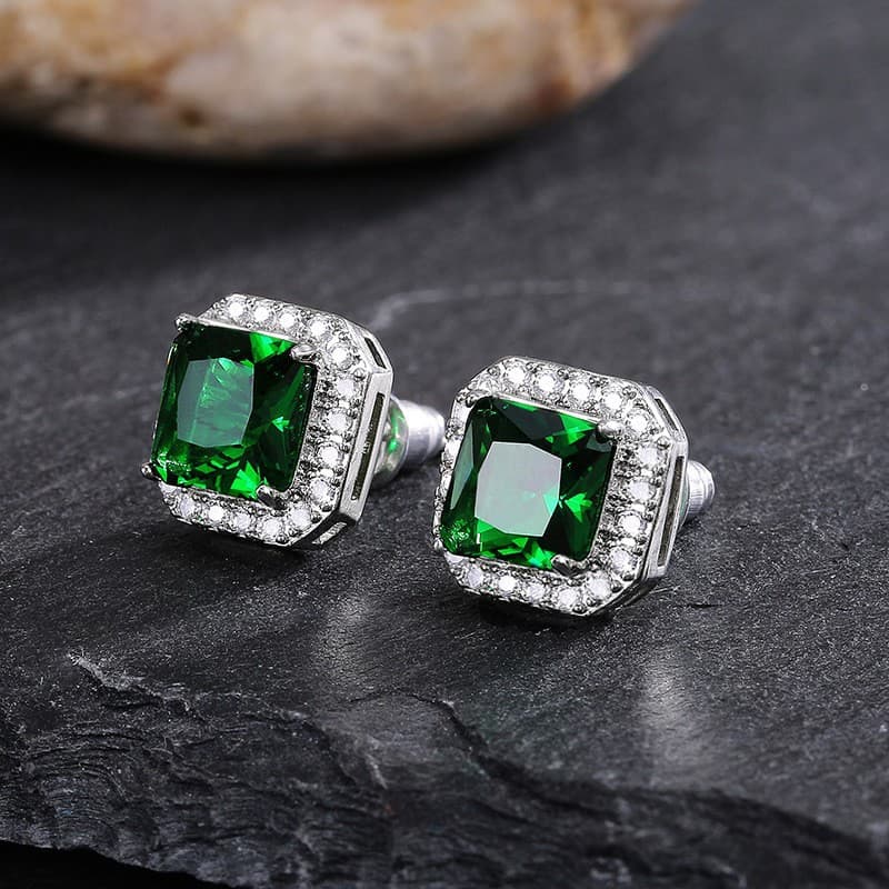 Boucles d'oreilles puces carrées exquises pour femmes, entièrement serties de diamants et de zircons verts.