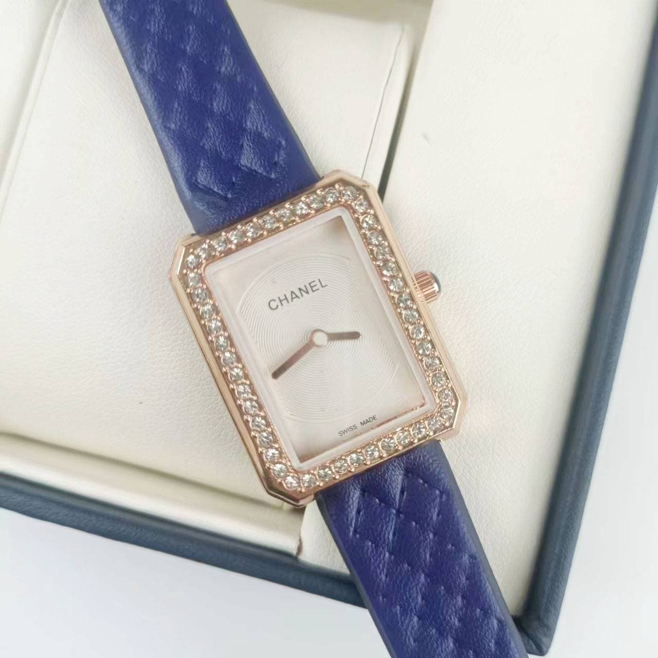 Montre exquise et minimaliste à cadran carré incrusté de diamants