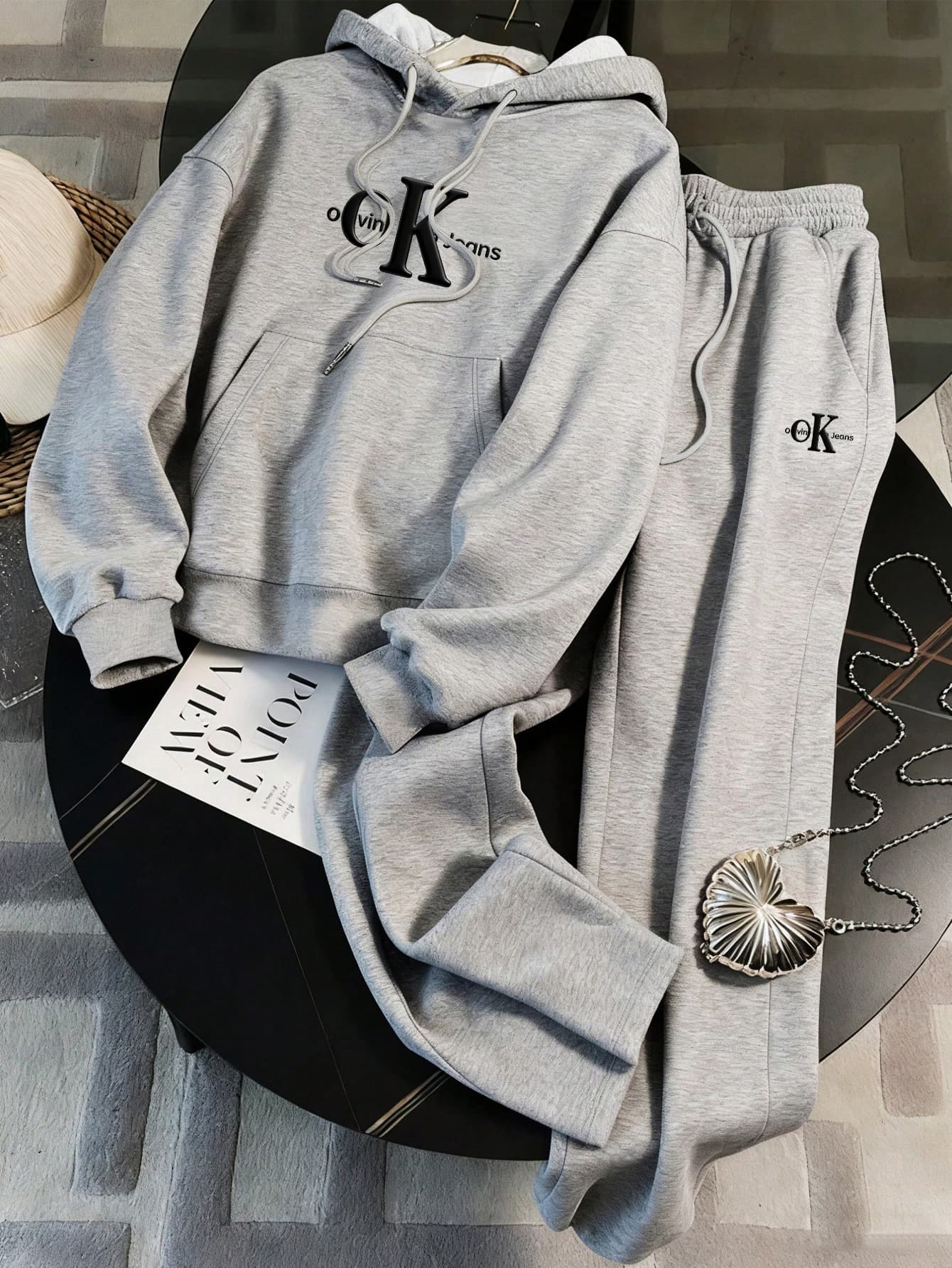 Ensemble de survêtement gris premium unisexe - Sweat à capuche oversize en polaire et pantalon de jogging imprimé pour un confort optimal - 11