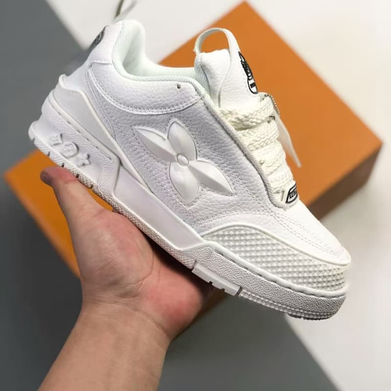 Baskets Louis Vuitton Outdoor Trainer 8e génération, modèle Small Fat Ding à semelle épaisse, blanches, pour femmes. Chaussures à plateforme d