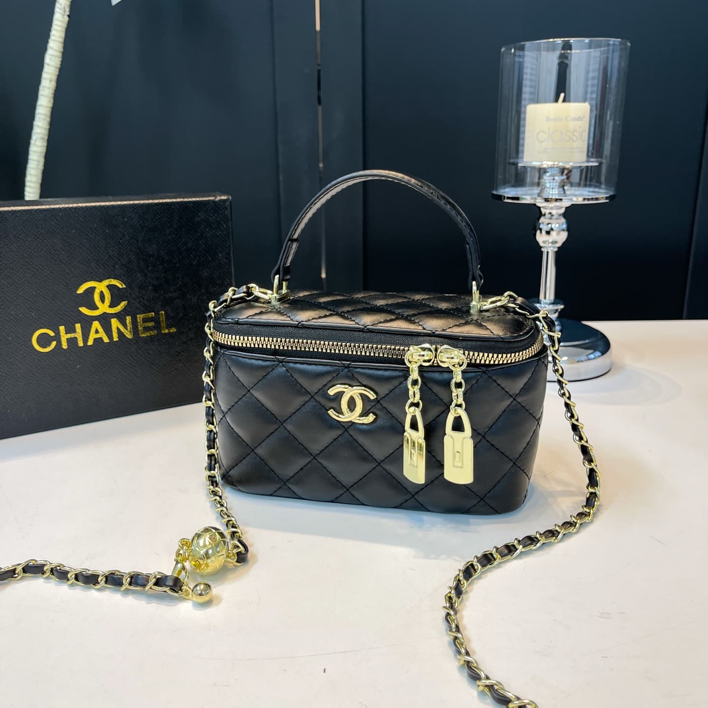 Le nouveau petit sac à bandoulière doré de haute qualité de la marque Light Luxury est un accessoire tendance pour les déesses.