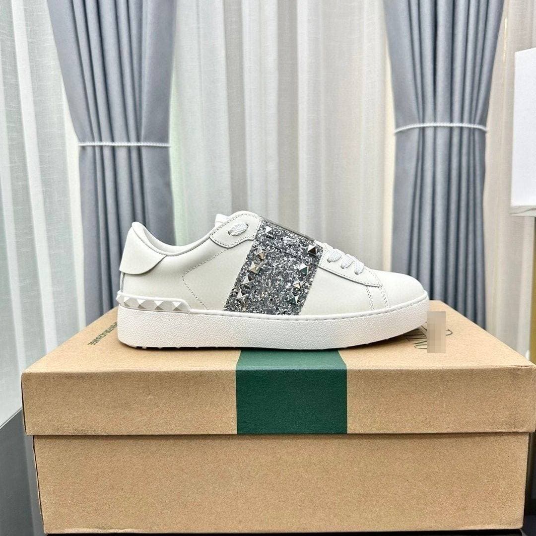 Chaussures plates blanches en cuir Warren pour couple, collection Four Seasons 2025, style planche à roulettes, rivets, style décontracté de luxe