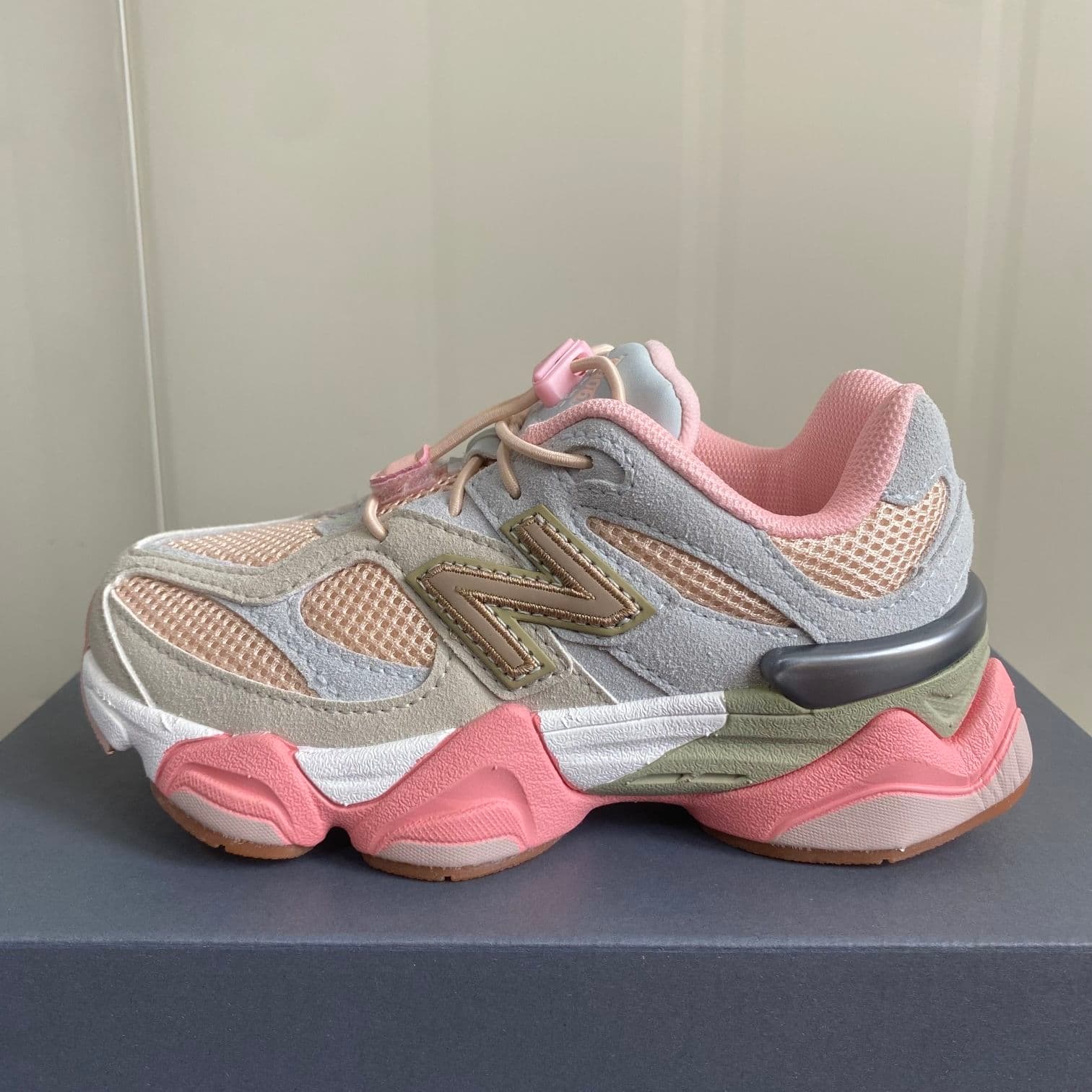 Baskets tendance pour enfants avec lettre N, style décontracté, multicolores, en maille.