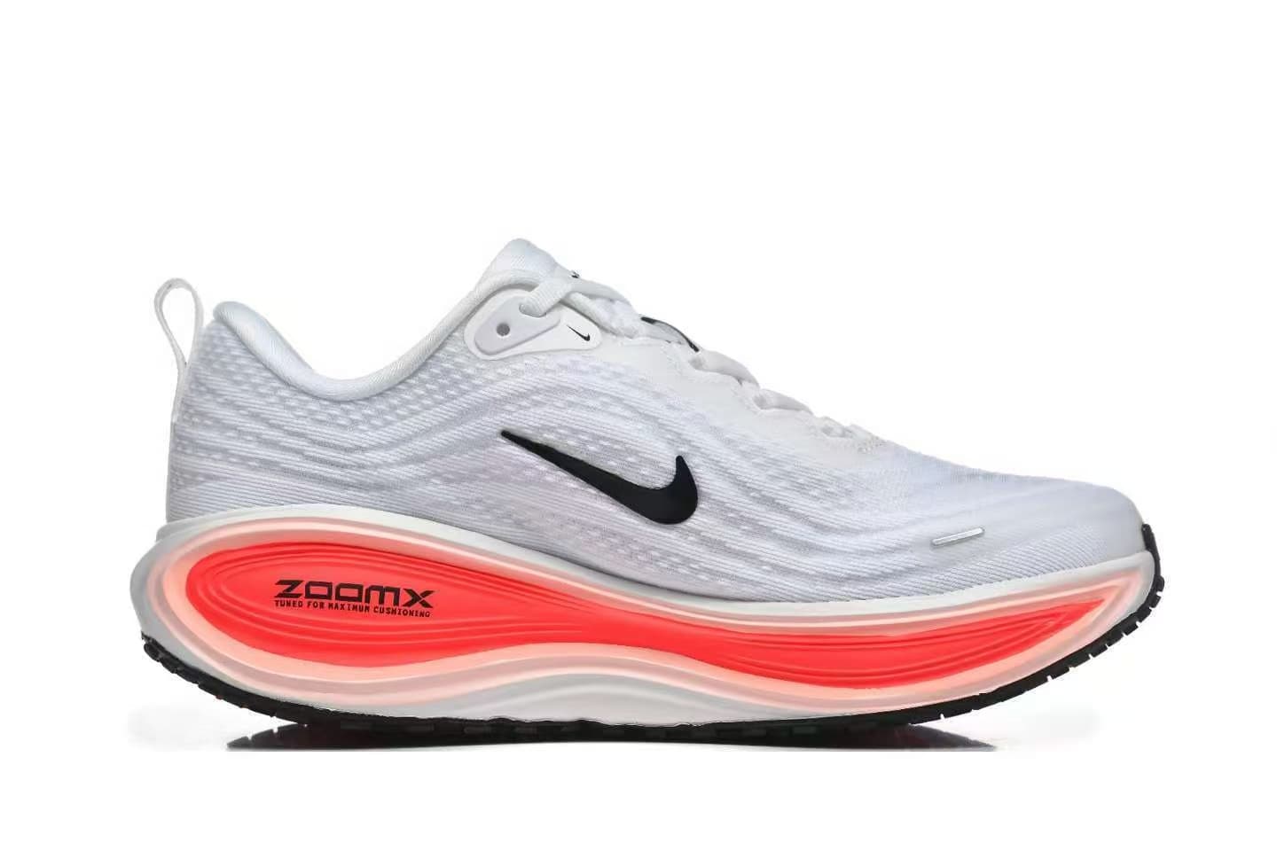 Chaussures de sport basses Nike Vomero Plus blanches et rouges pour homme, modèle HV8150-100
