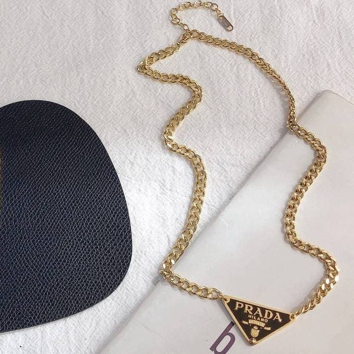 Collier chaîne en or avec pendentif triangulaire, bijou élégant pour femme, accessoire stylé au quotidien
