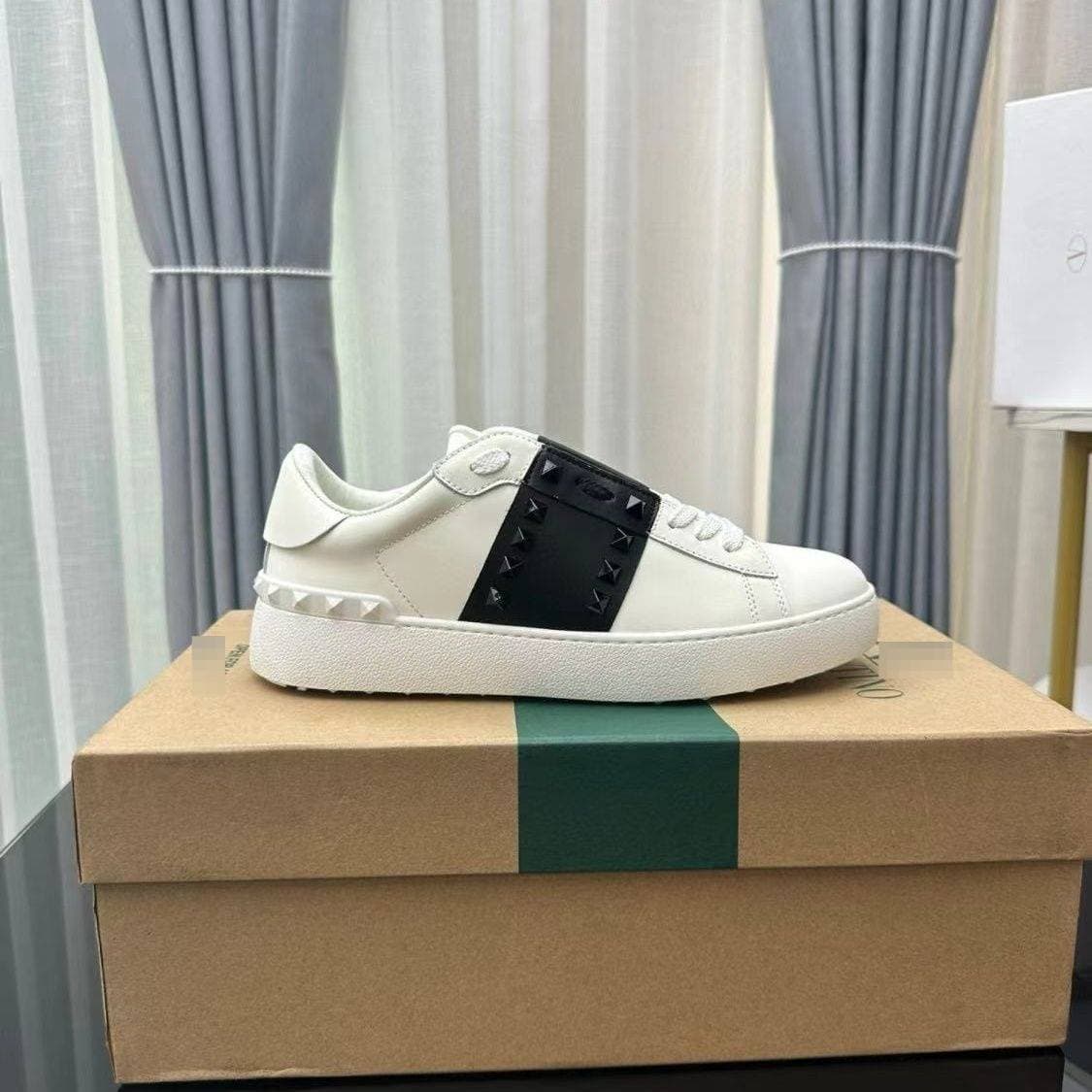 Chaussures plates blanches en cuir Warren pour couple, collection Four Seasons 2025, style planche à roulettes, rivets, style décontracté de luxe