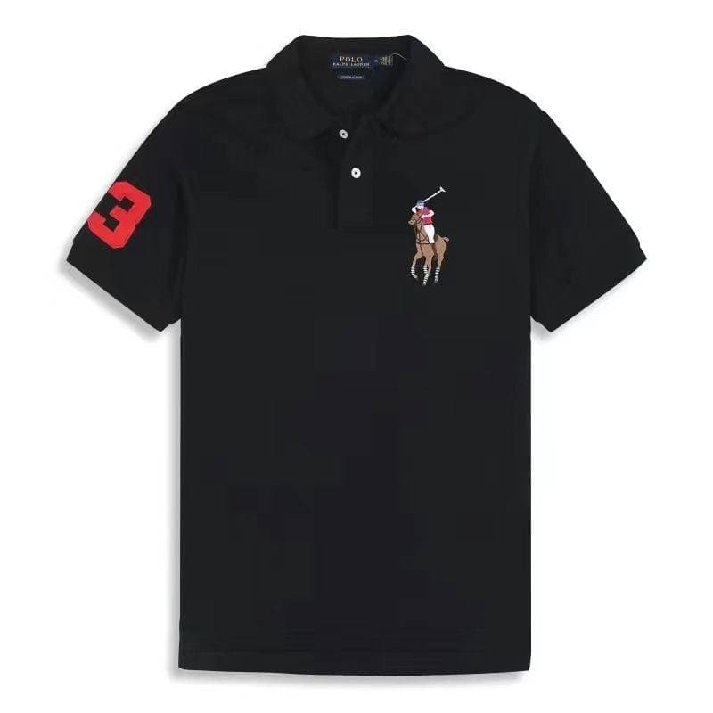 Polo homme à manches courtes et col à revers, orné d'une broderie représentant un grand cavalier et d'un écusson n° 3 sur la manche.