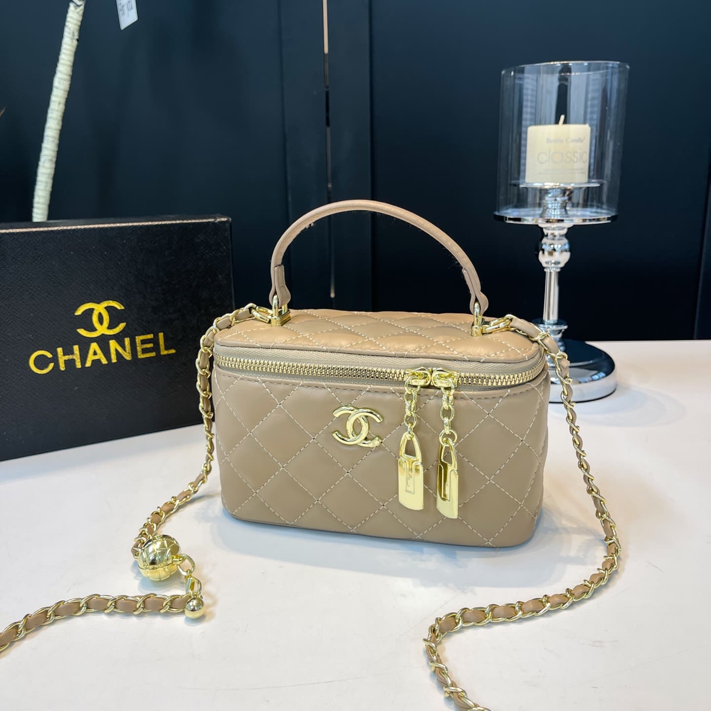 Le nouveau petit sac à bandoulière doré de haute qualité de la marque Light Luxury est un accessoire tendance pour les déesses.