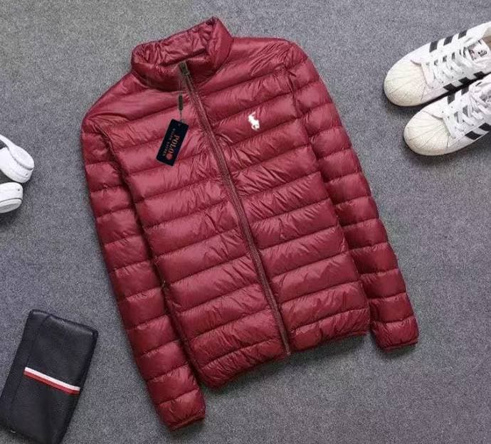 Doudoune légère Polo à capuche violette, résistante et durable pour un usage quotidien en Europe