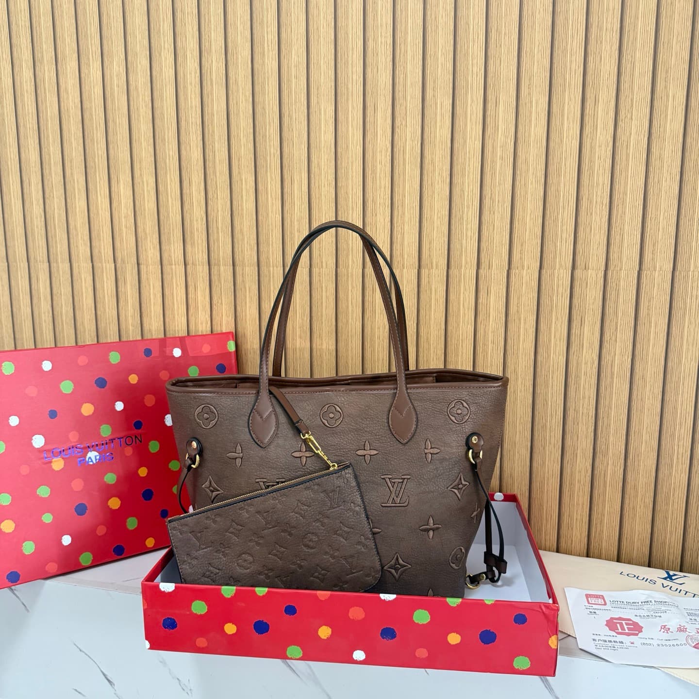 Sac cabas Louis Vuitton Neverfull, sac à main vintage de luxe avec bandoulière et poignée supérieure, style classique.