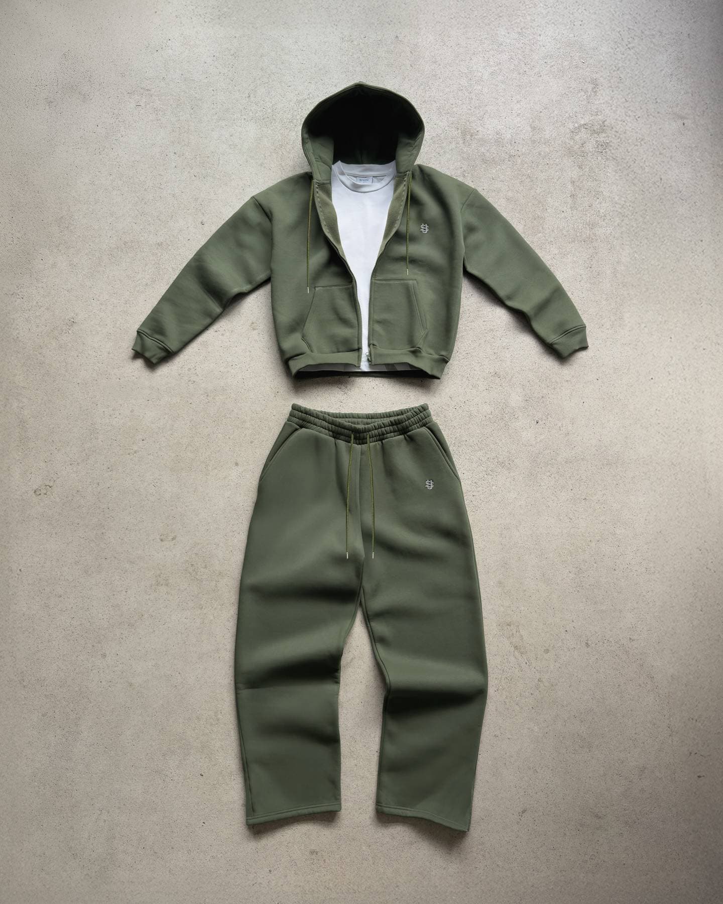 Pantalon de survêtement homme style hip-hop urbain, capuche zippée, manches longues, polyester noir, coupe basique micro-élastique, idéal pour le