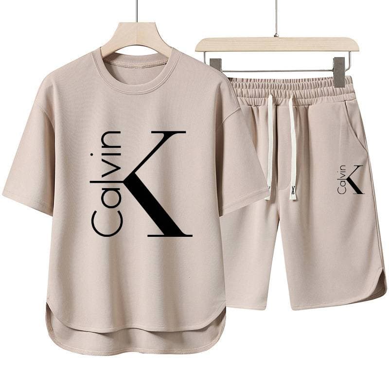 Ensemble deux pièces décontracté et sportif pour femme, composé d'un haut à manches courtes et d'un short confortable.
