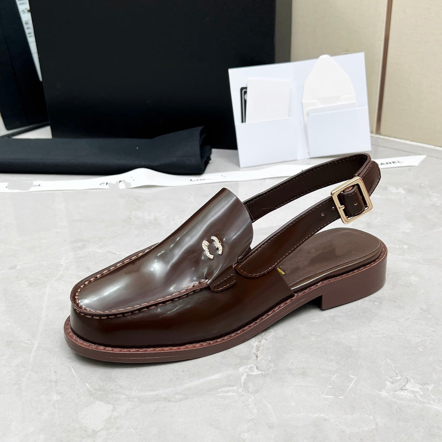 Mocassins britanniques à bride unique en cuir véritable style Chanel, sandales à bout fermé et semelle épaisse, mules