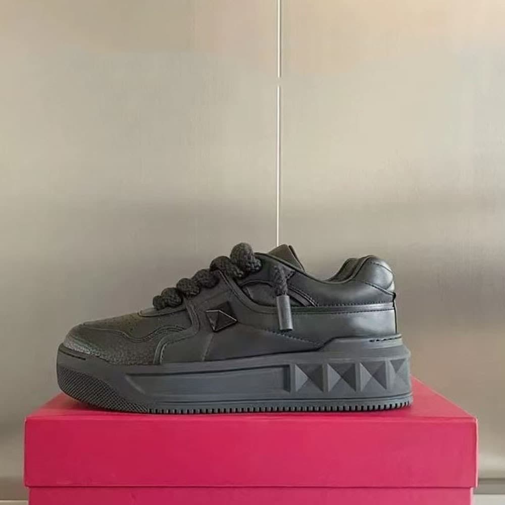 Chaussures blanches à semelles épaisses et rivets rehaussants pour hommes, style décontracté, polyvalent et tendance pour femmes.