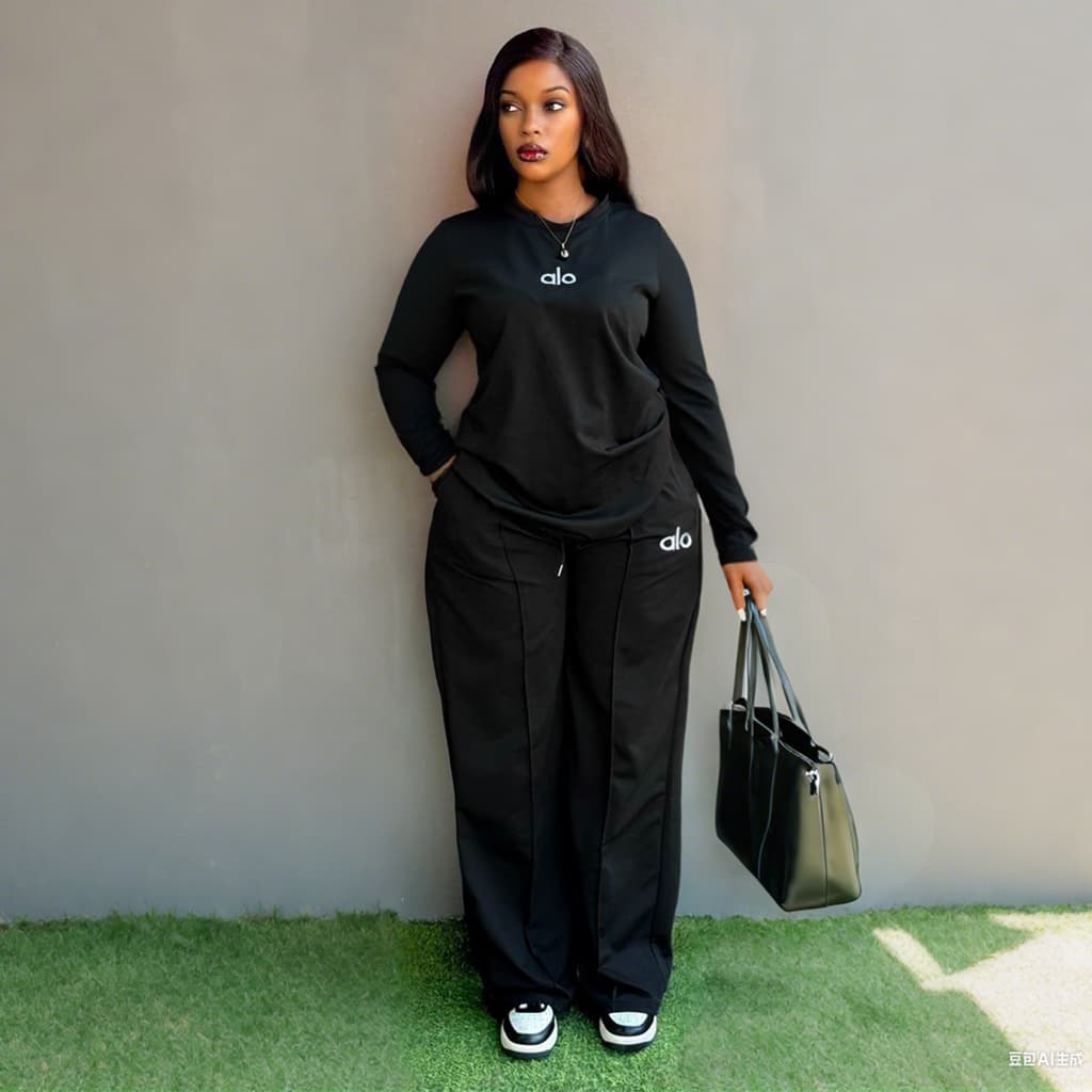 Ensemble T-shirt à col rond et pantalon à manches longues pour femme.