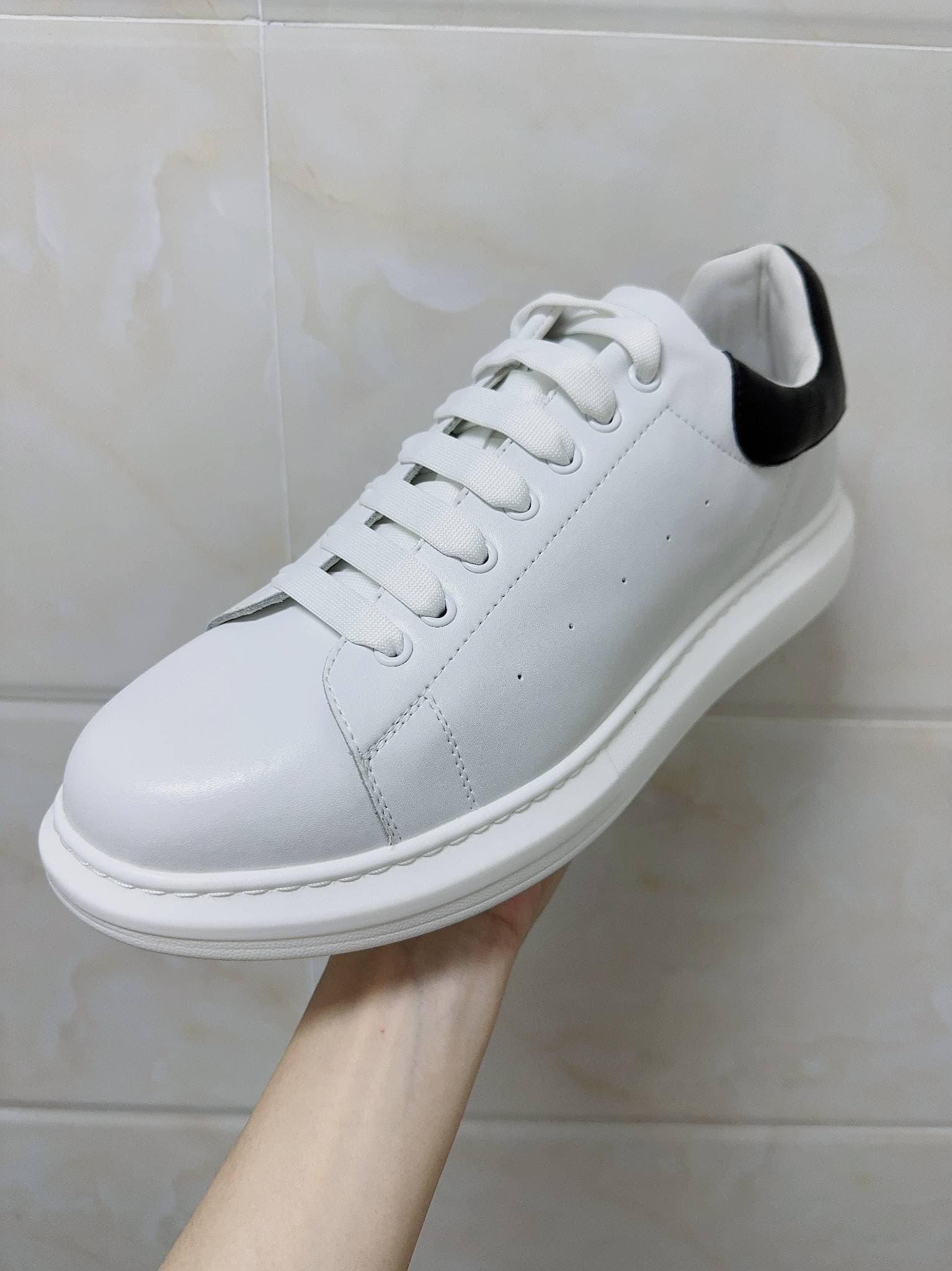 Chaussures blanches extra larges pour hommes, chaussures de sport en cuir à semelle épaisse, chaussures décontractées pour couples, 38-49, 2024