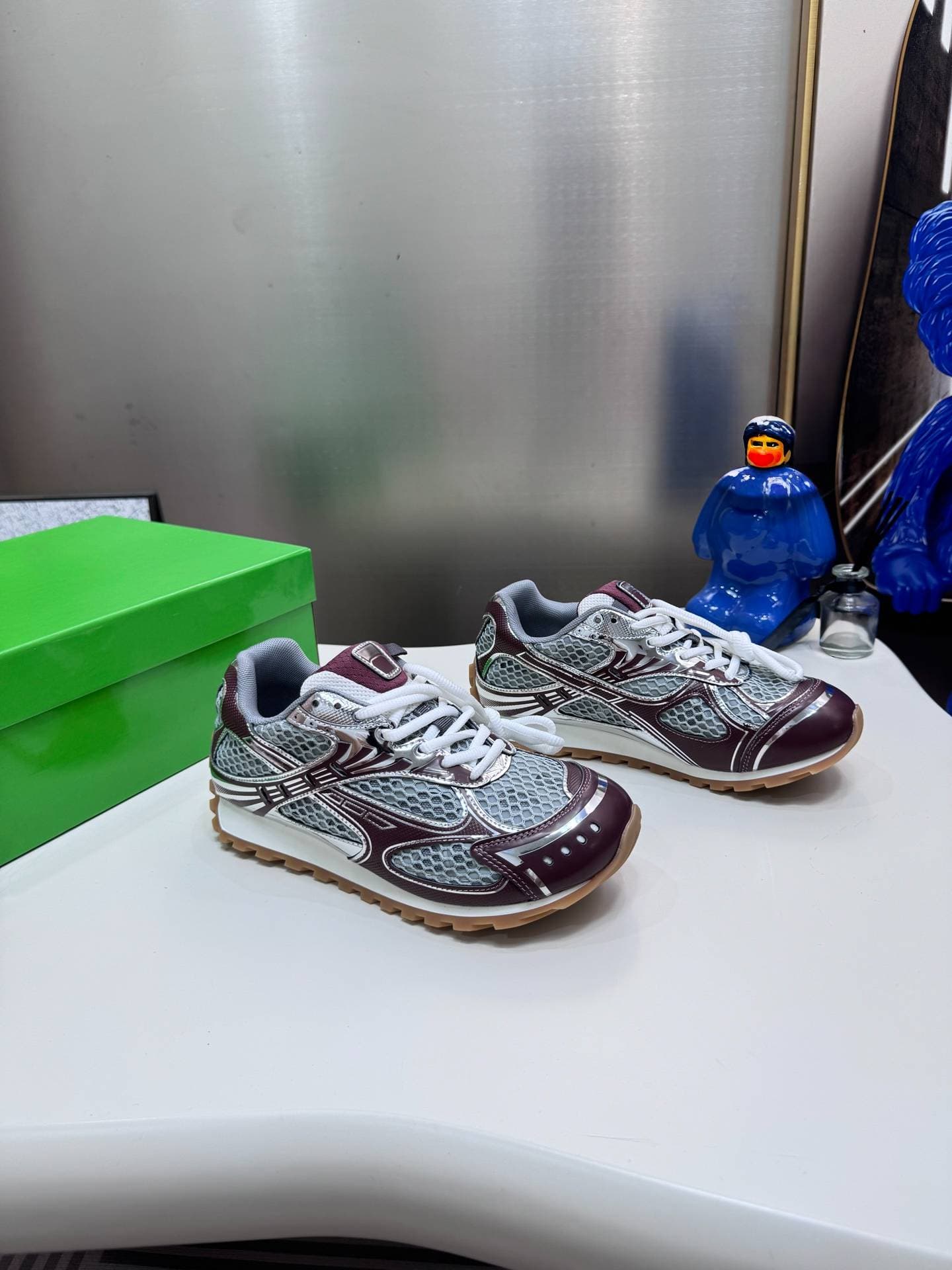 Les meilleures ventes de la collection automne-hiver 2025 incluent les baskets BV Family Orbit, les chaussures décontractées pour couples, les chau
