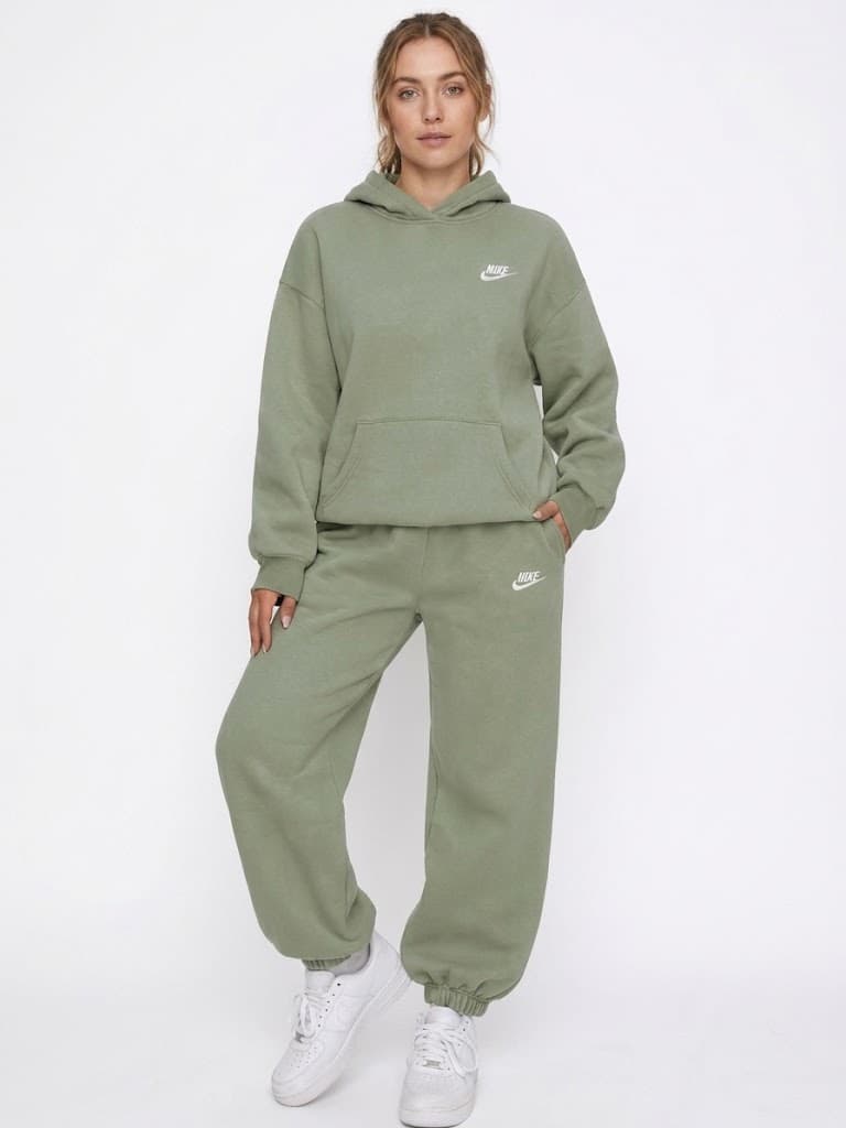 Ensemble deux pièces à capuche Nike pour femme avec logo classique
