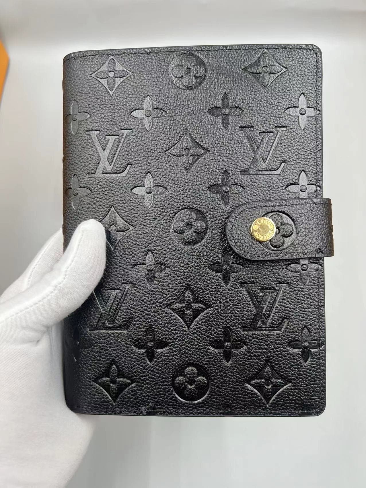 Couverture de carnet de notes Monogram Empreinte Series Classic, style luxueux et gaufré : un accessoire raffiné et élégant pour les négociatio