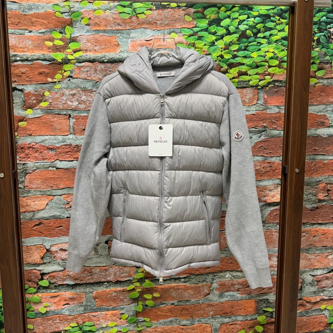 Robe de chambre classique polyvalente en coton, tricotée, coupe-vent, à capuche amovible, de la série MONCLER Maglia Tricot.