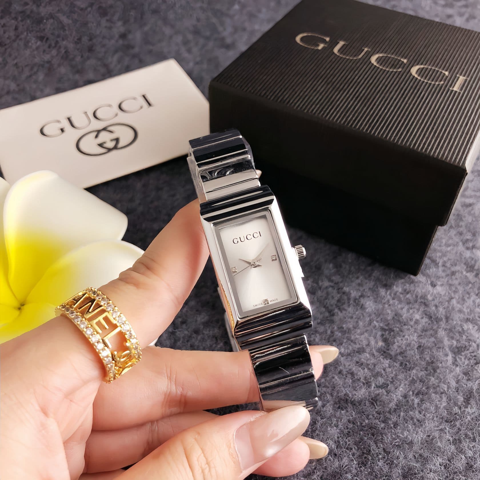 Montre de luxe tendance et abordable pour femme, avec un cadran rectangulaire unique.
