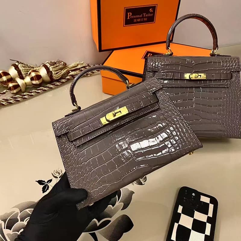 Sac à main Mini Kelly de deuxième génération en cuir véritable à motif crocodile pour femme (collection 2026), porté épaule.