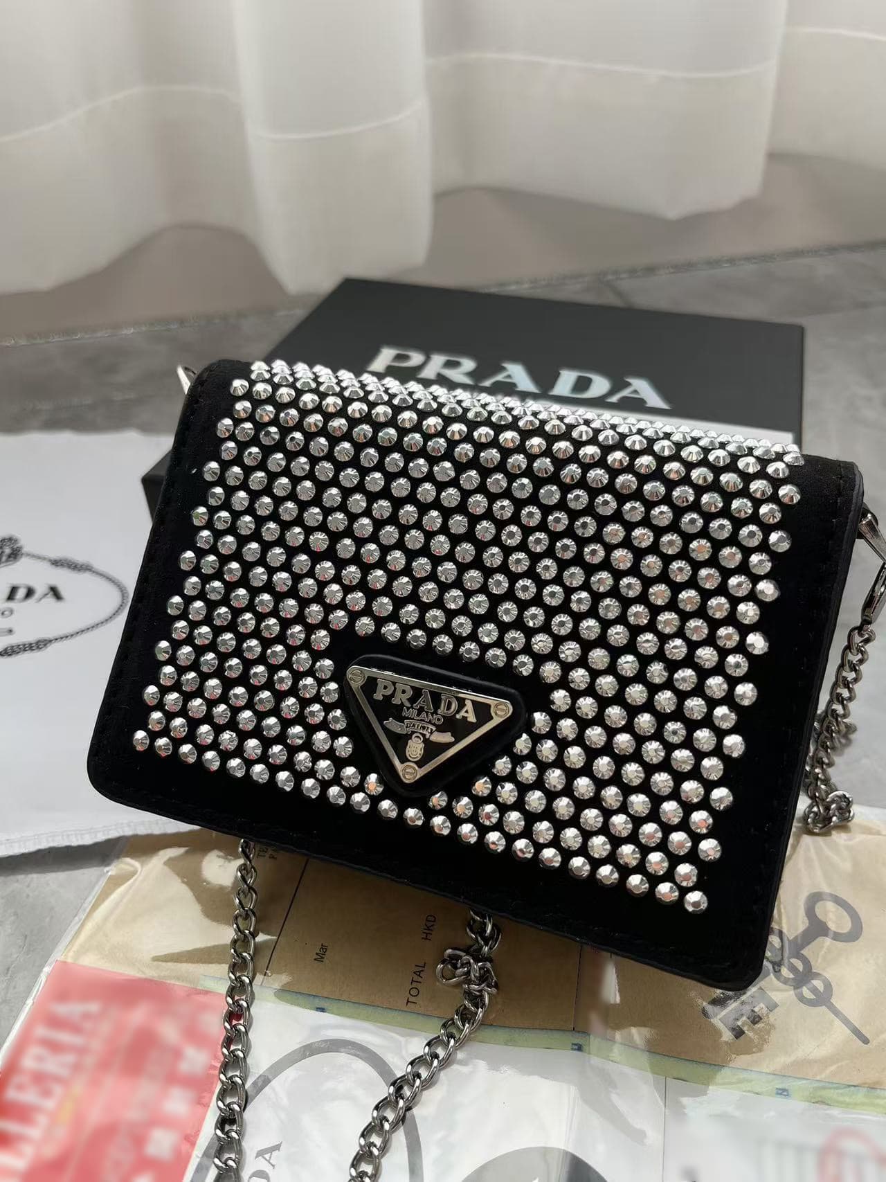 Sac bandoulière carré pour femme, petit modèle, orné de strass, rabat et chaîne, noir
