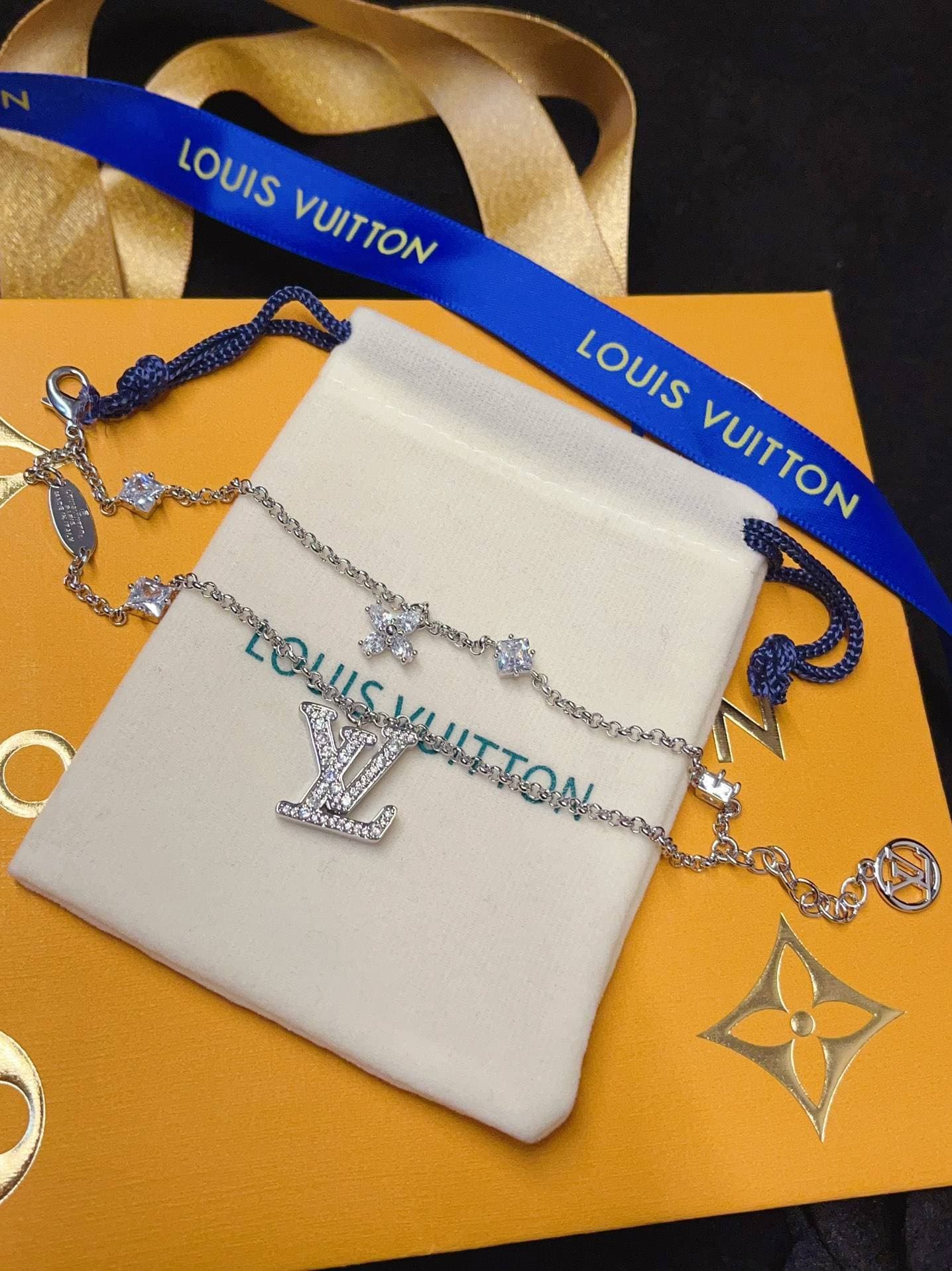 Bracelet à breloques en cristal élégant avec des accents de breloques monogrammés, cadeau idéal pour les occasions spéciales !