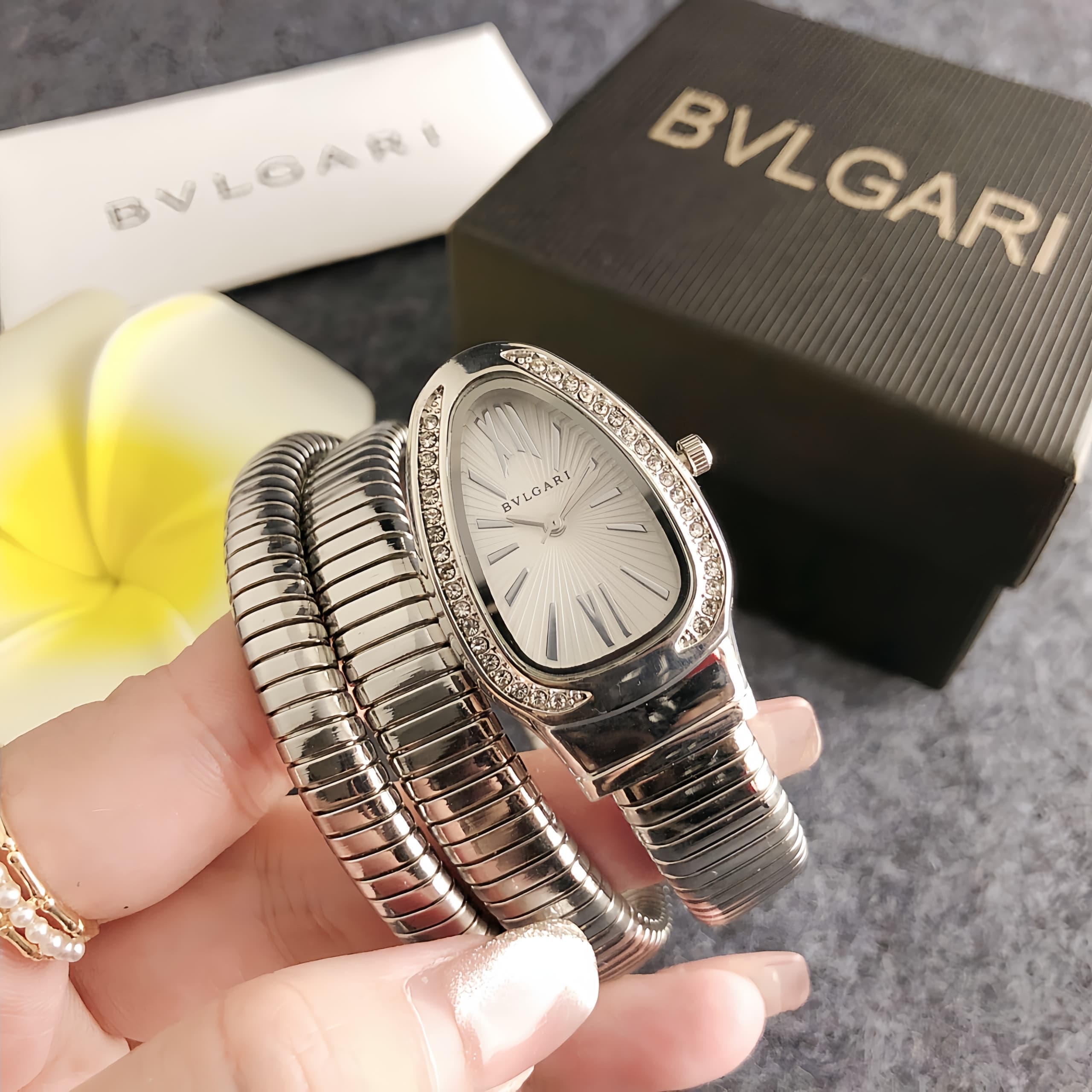 Montre à quartz tendance pour femme, haut de gamme, tendance et confortable, avec cadran personnalisé et tempérament décontracté