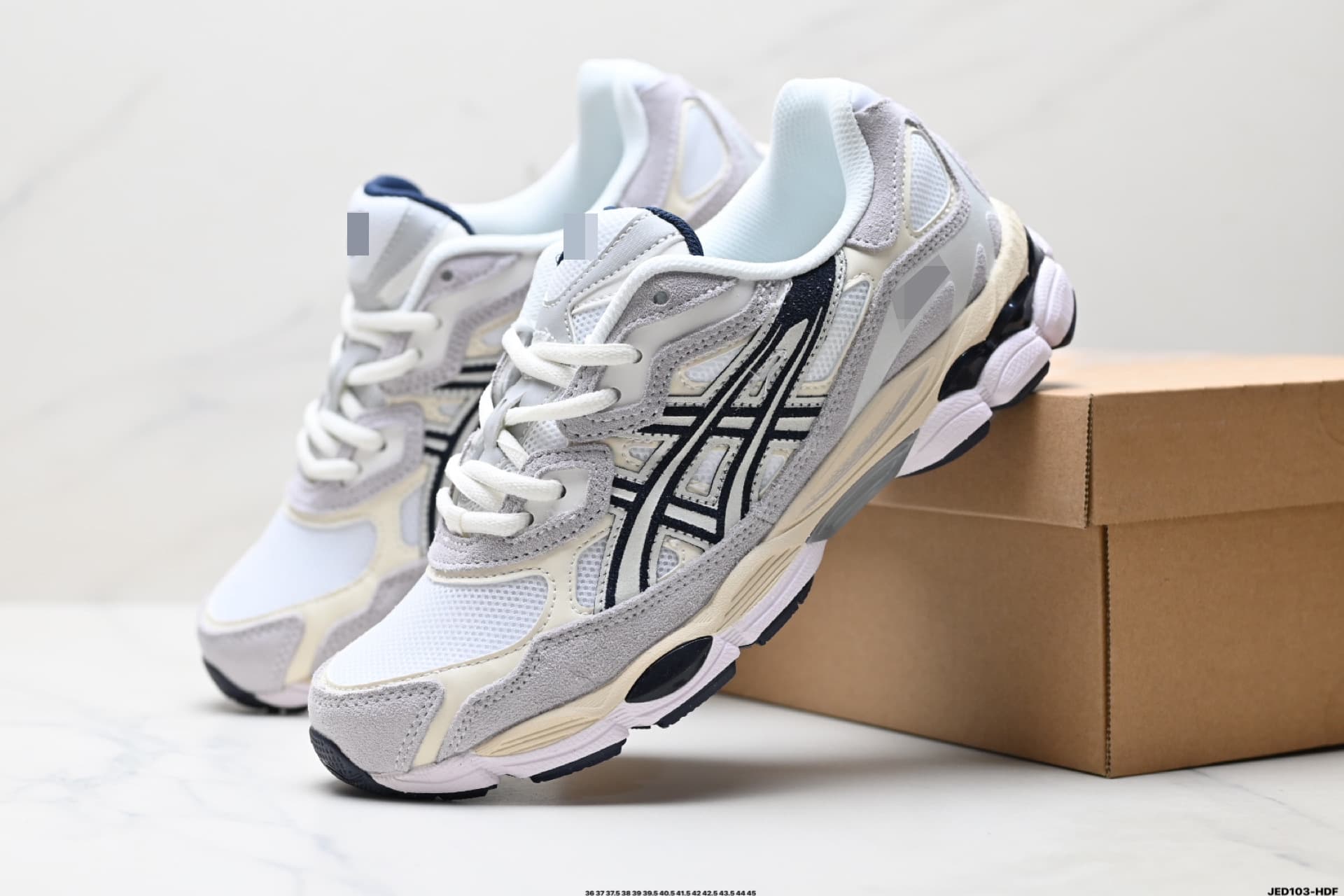 Chaussures de running basses Asics Gel NYC en mesh respirant et résistant à l'usure, antidérapantes et amortissantes.