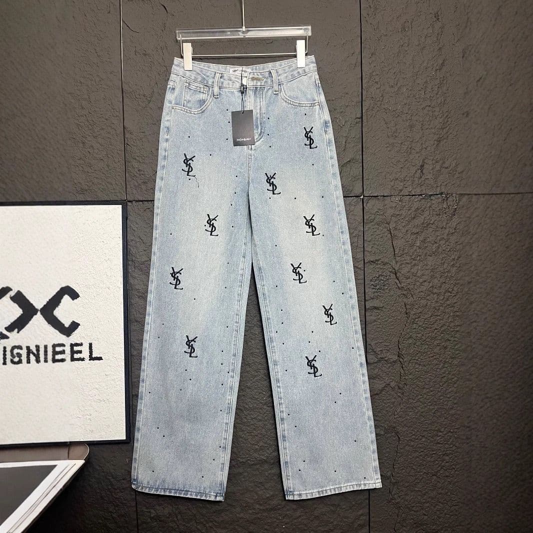 Jean Saint Laurent délavé à jambes droites brodé de lettres et de diamants, collection printemps 2026