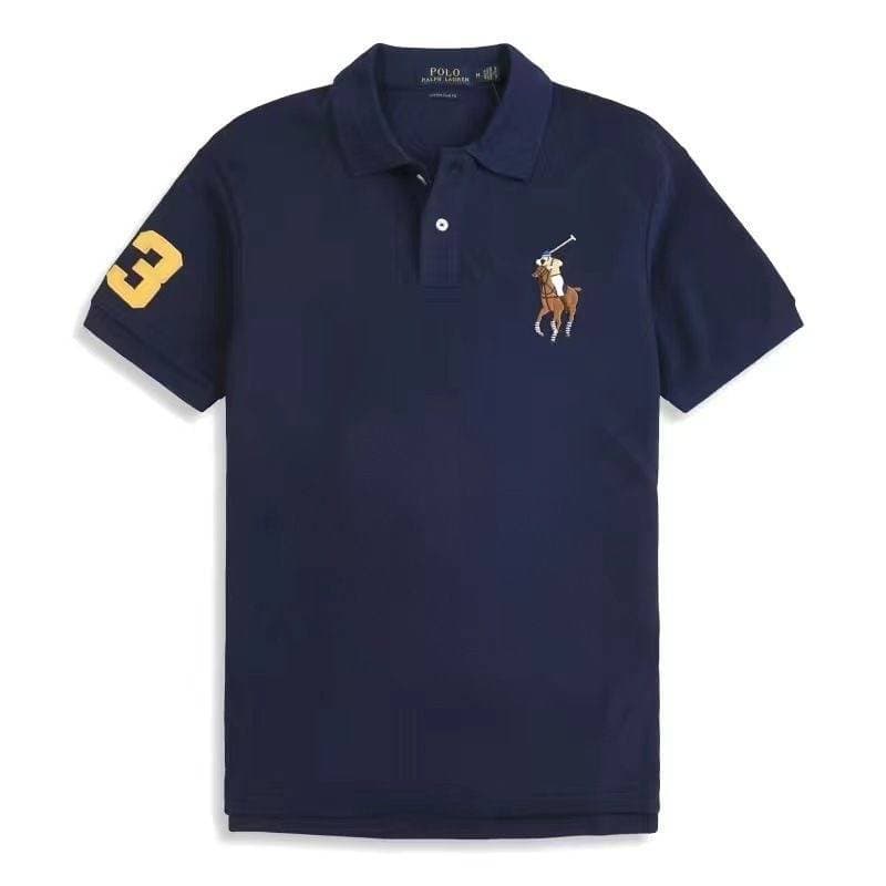 Polo homme à manches courtes et col à revers, orné d'une broderie représentant un grand cavalier et d'un écusson n° 3 sur la manche.