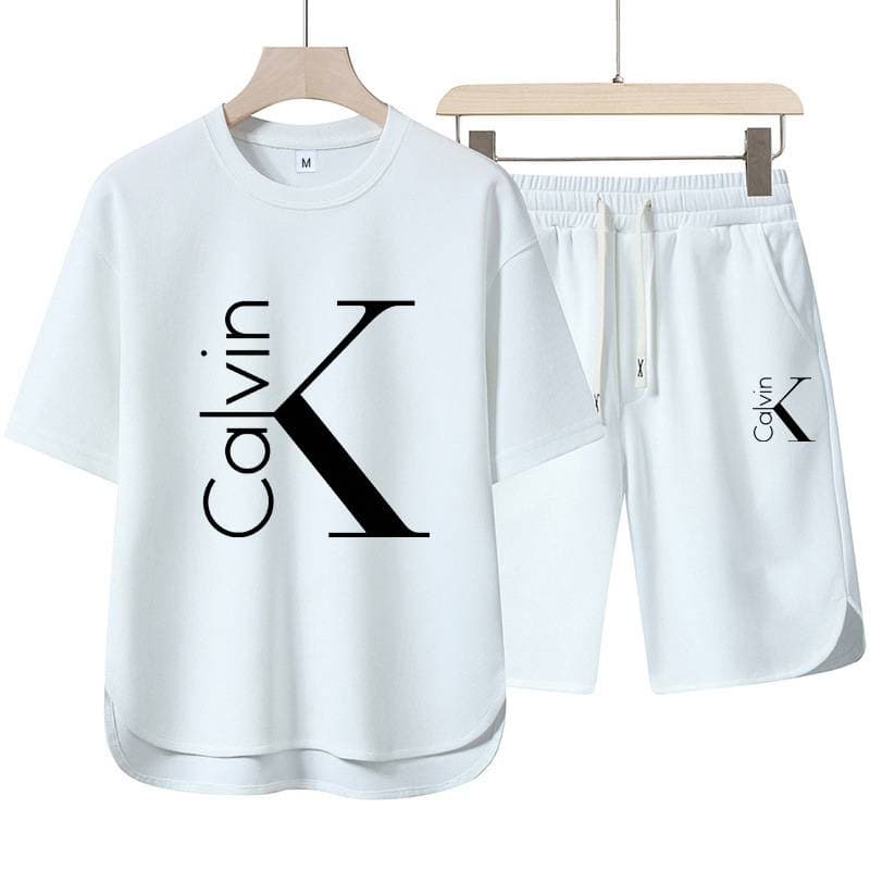 Ensemble deux pièces décontracté et sportif pour femme, composé d'un haut à manches courtes et d'un short confortable.