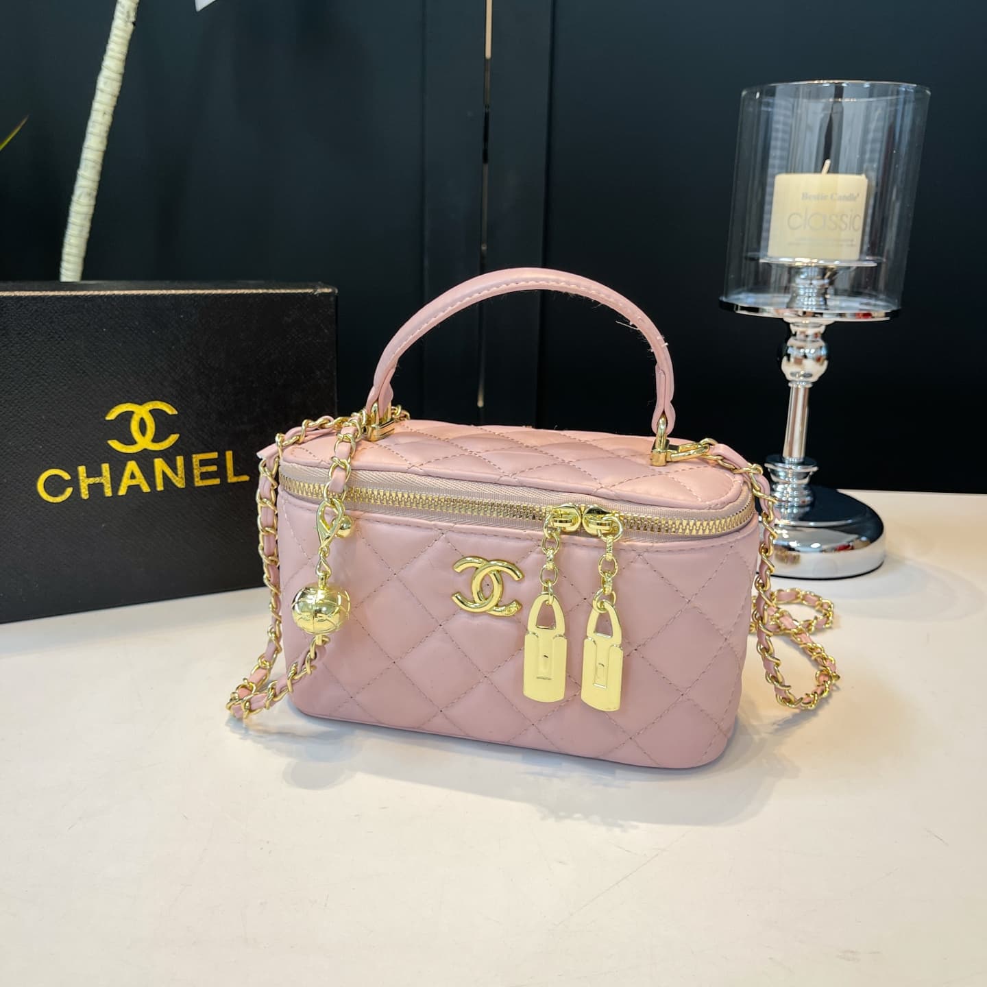 Le nouveau petit sac à bandoulière doré de haute qualité de la marque Light Luxury est un accessoire tendance pour les déesses.