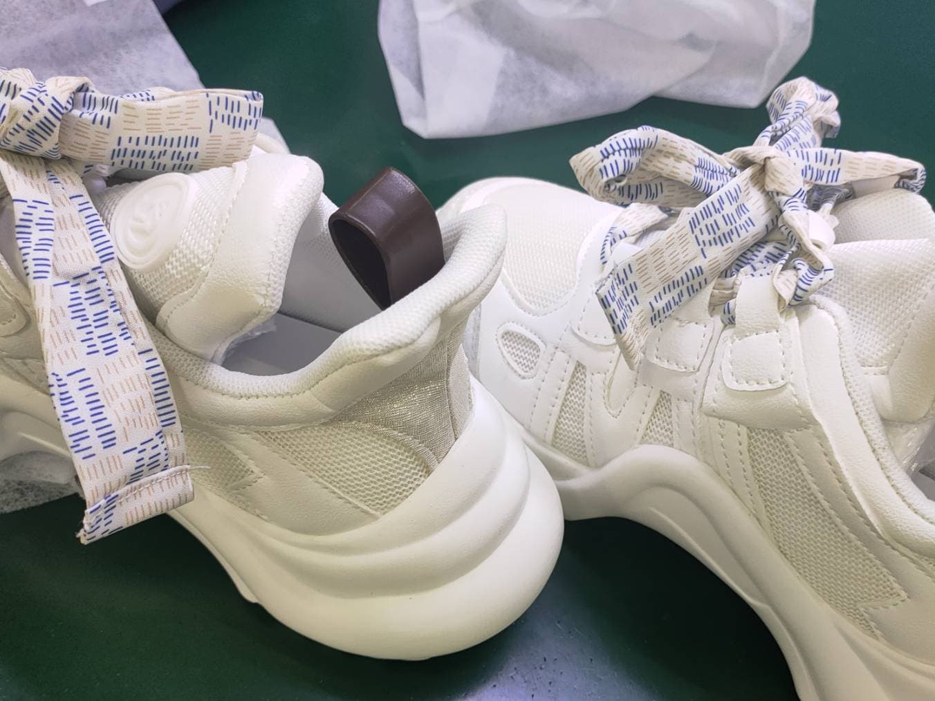 Baskets blanches tendance à semelle arquée pour femme, printemps/été/automne/hiver, style « dad shoes », bout rond et tige en mesh ivoire.