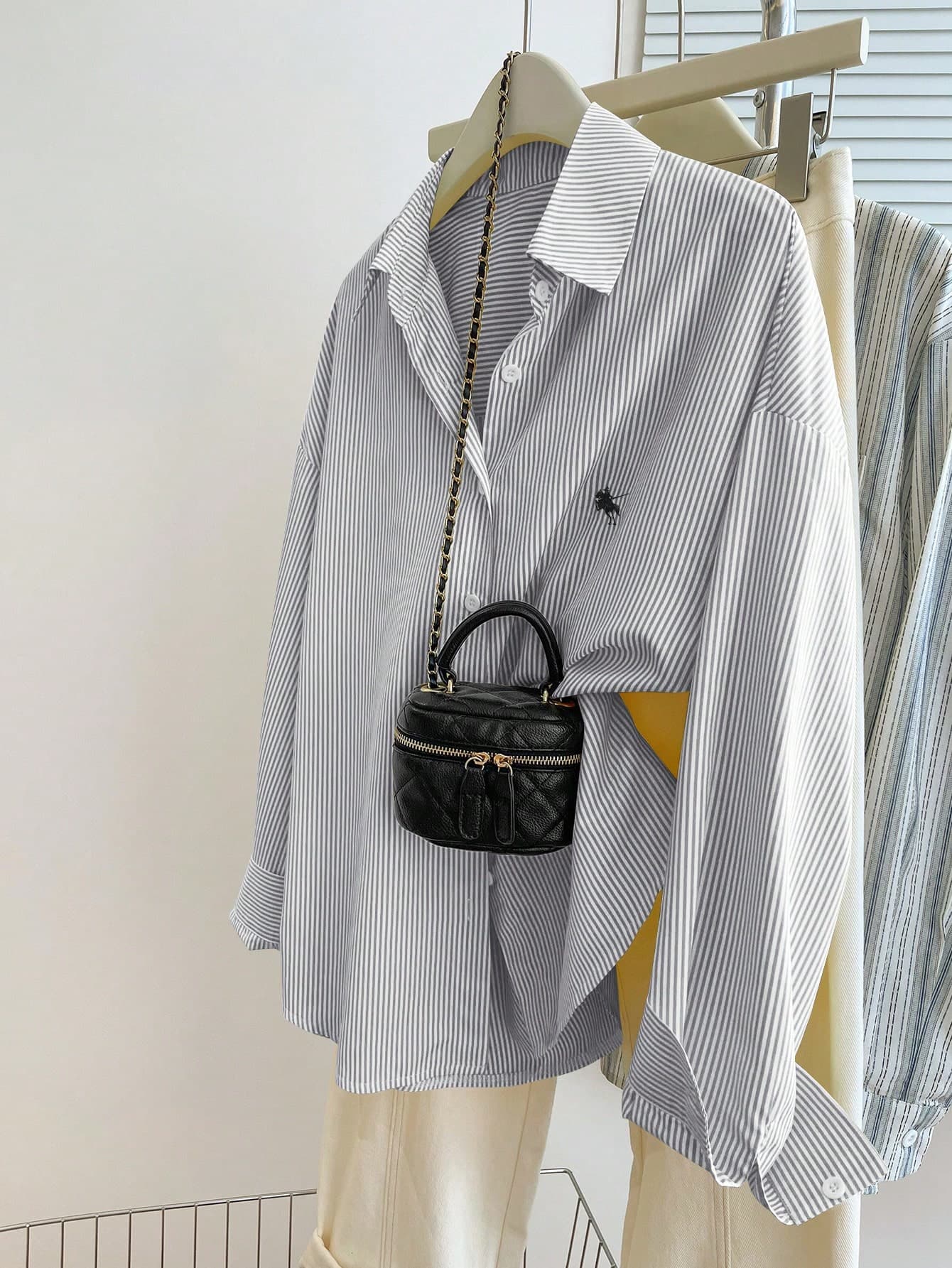Chemise ample à manches mi-longues avec cordon de serrage et fente creuse dans le dos à rayures bleues