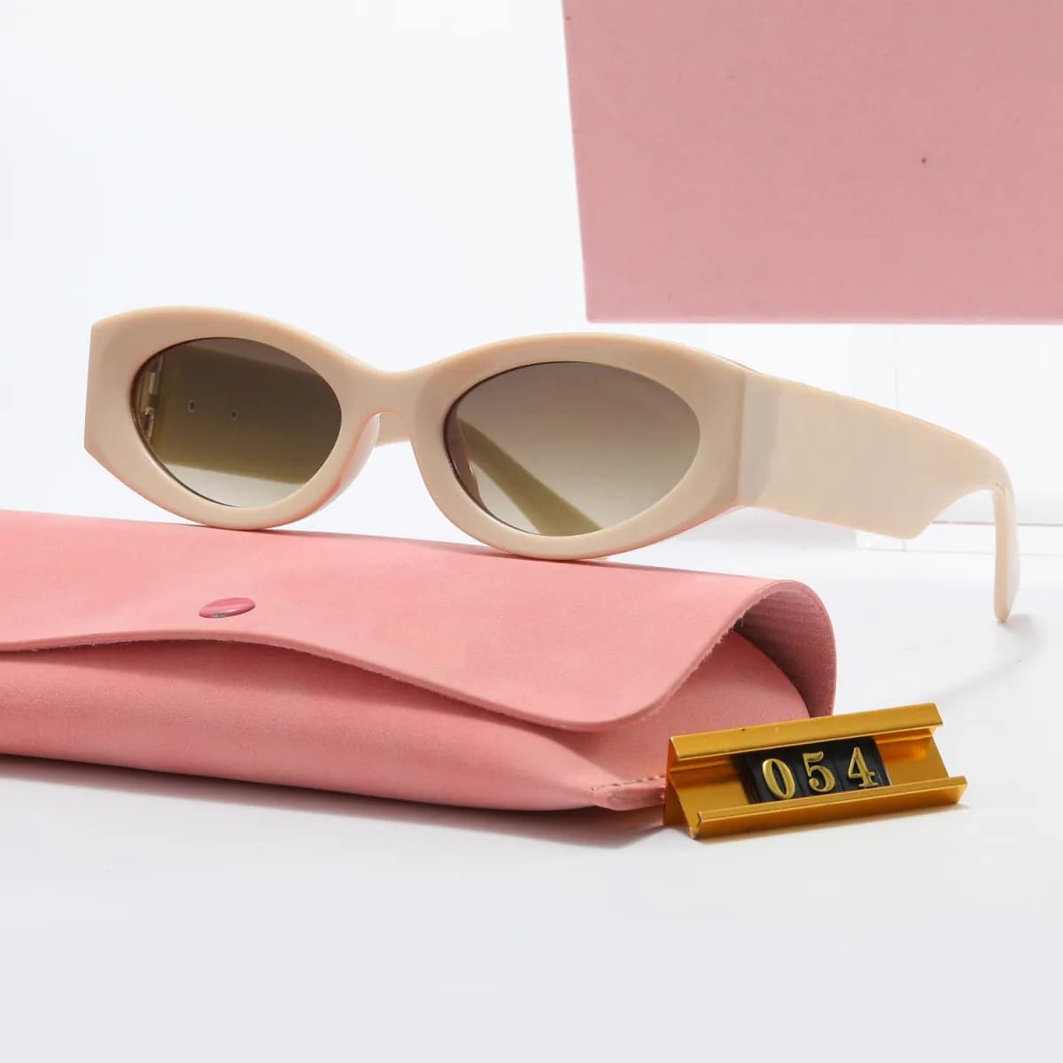 Lunettes de soleil MM de haute qualité, style œil de chat, monture fine, monture rétro élégante idéale pour les vacances.