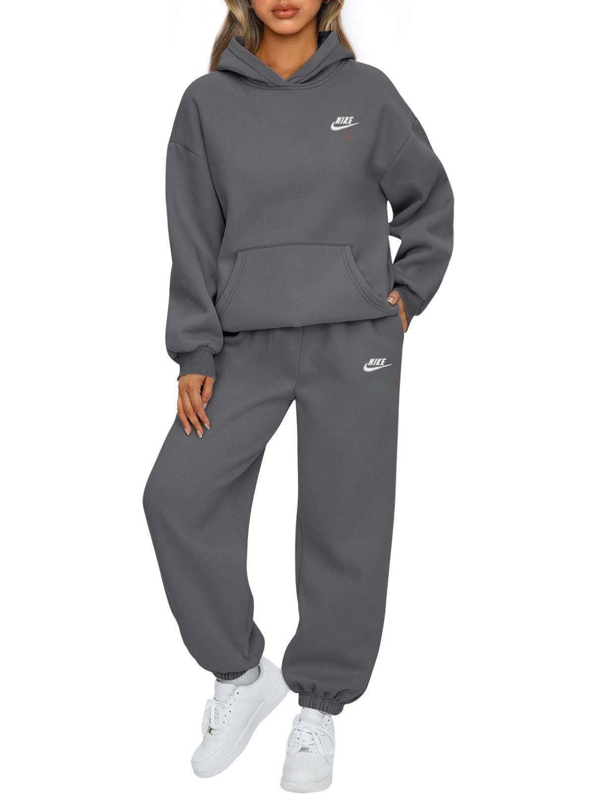 Ensemble Nike pour femme : sweat à capuche à manches longues et pantalon de jogging élastique, style décontracté avec poches. Parfait pour un lo
