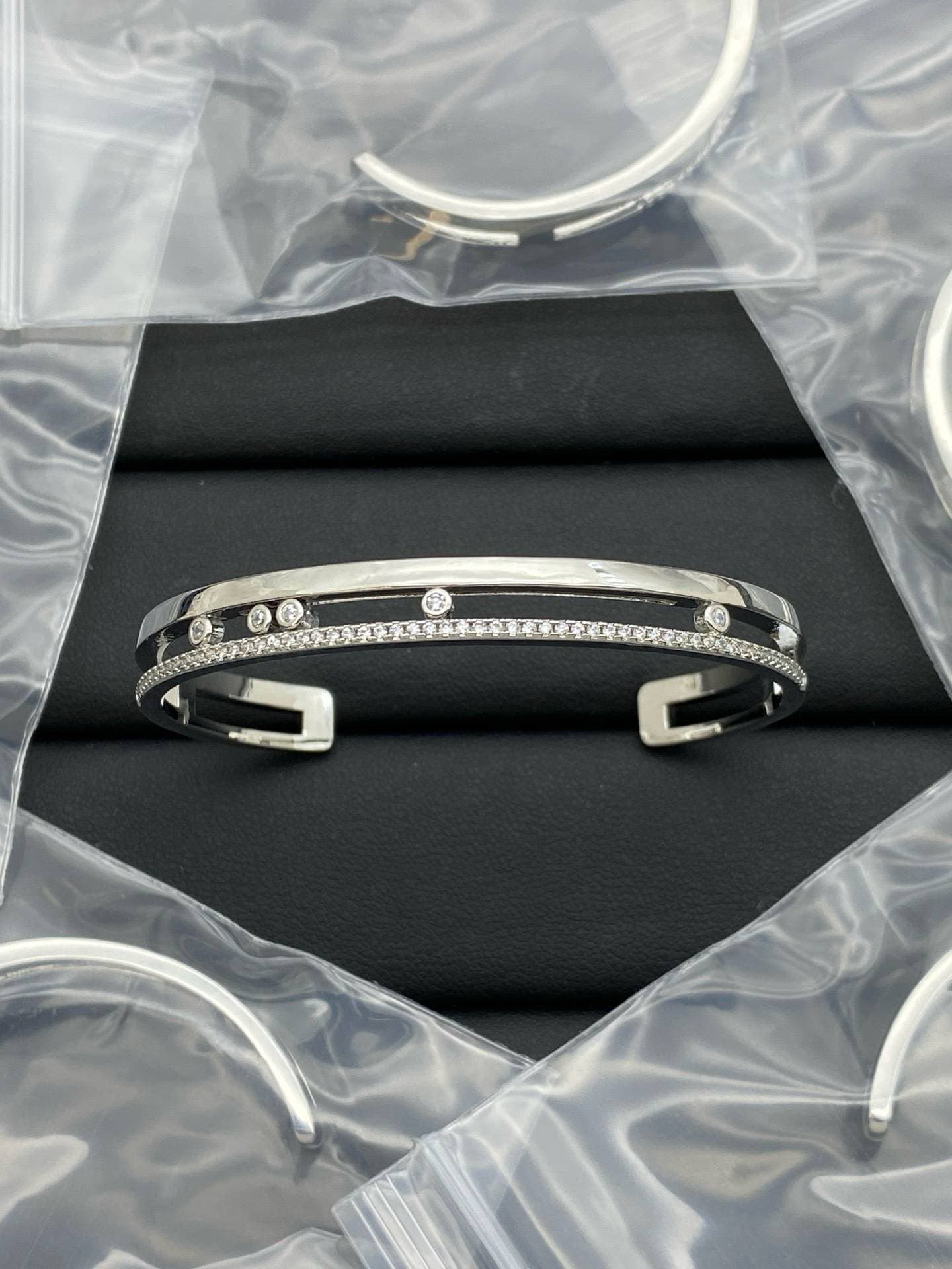 Me-ssika Diamond-studded Bracelet Design Sense New Exquisite Fashion Personality Luxury Jewelry.