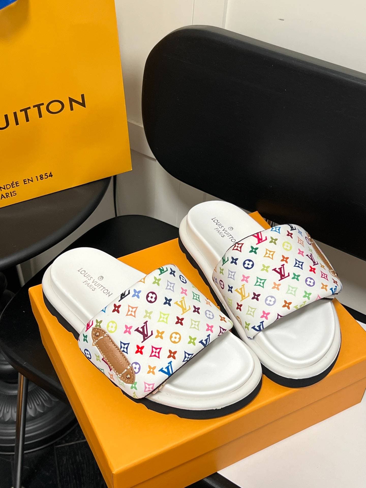 Pantoufles à semelles épaisses pour couples, collection printemps-été, avec scratch.