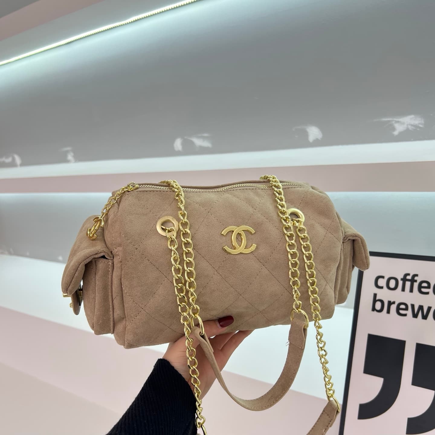 Sac bandoulière à chaîne au design moderne et élégant pour femme, idéal pour les voyages et le shopping.