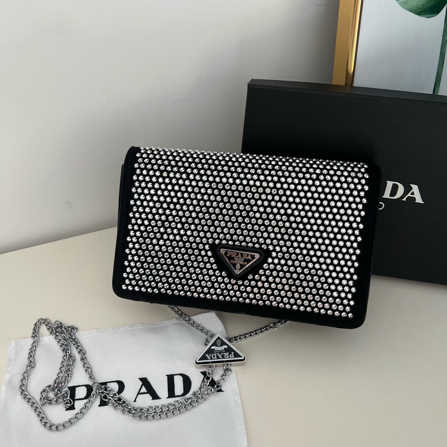 Sac bandoulière carré pour femme, petit modèle, orné de strass, rabat et chaîne, noir