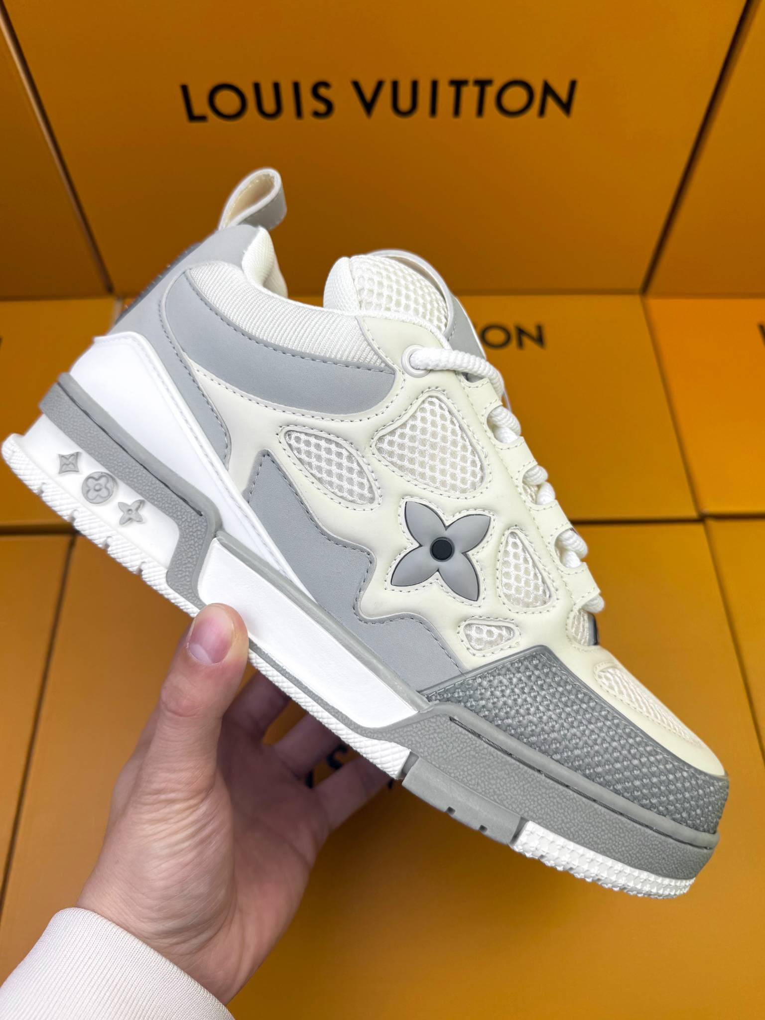 Chaussures de sport en cuir respirant à bout rond, patchwork déstructuré monogrammé, tendance et polyvalentes, à semelle épaisse, pour couples.